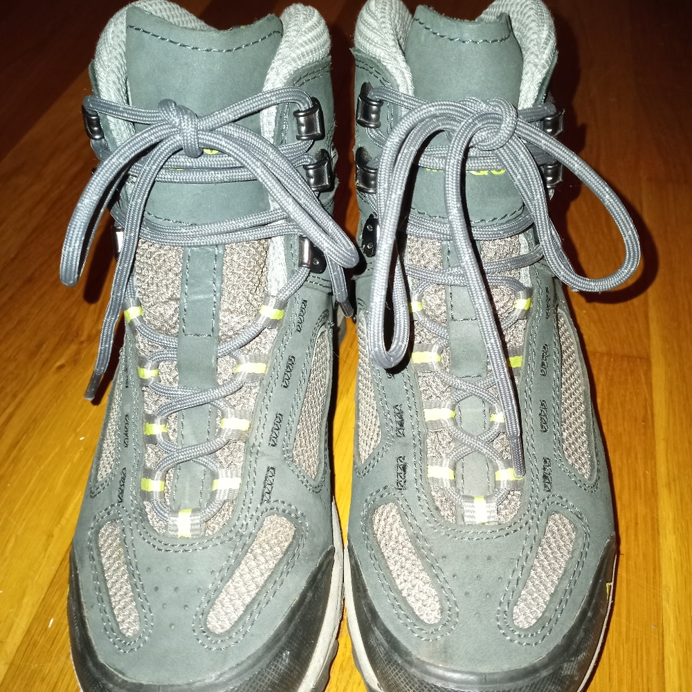 Vasque Size 6 Hiking boots - dark olive green